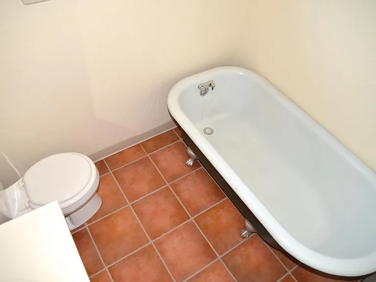Bathroom unfurnished, clawfoot tub.