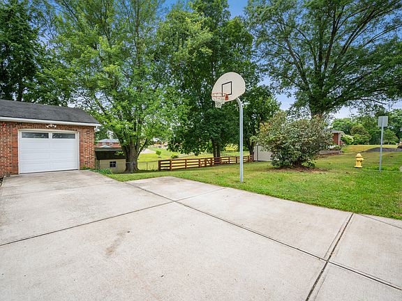 5th image of 2047 Lincoln Dr