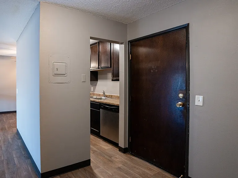 Roseville, MN Rosedale Estates Apartments | Entry
