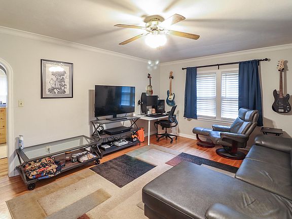 3rd image of 612 N Benton Dr