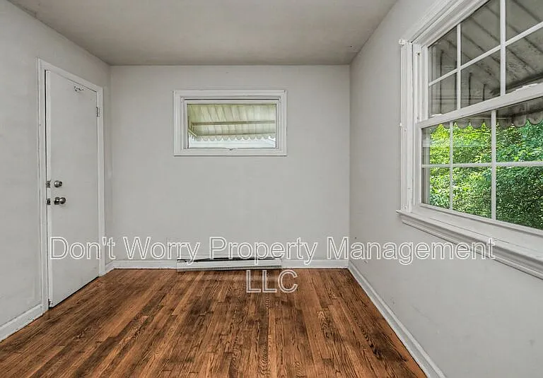 928 Stephens St — Photo 4