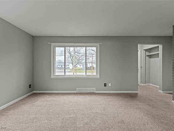 5th image of 568 Stevenson Ave