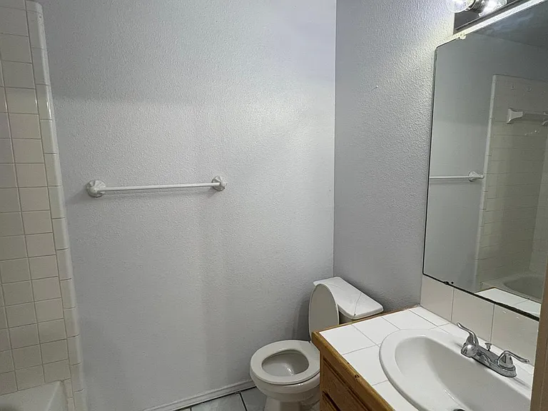 8404 Las Palmas Dr — Photo 11