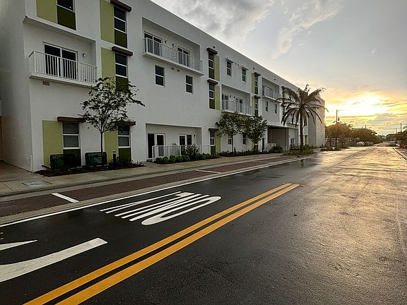 3rd image of 605 N Dixie Hwy #2B-2Ba-953Sqft