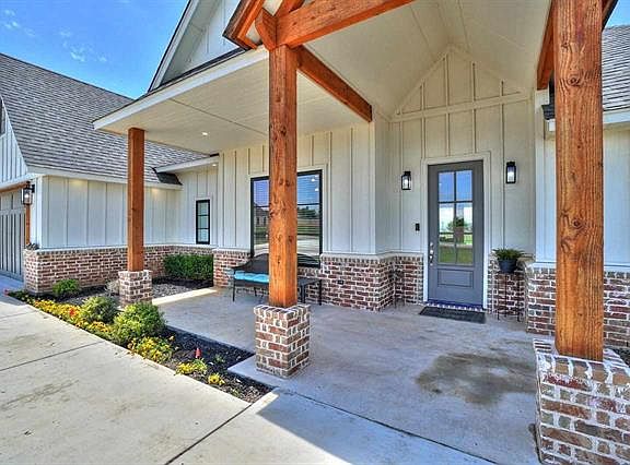 3rd image of 1015 Greenview Dr