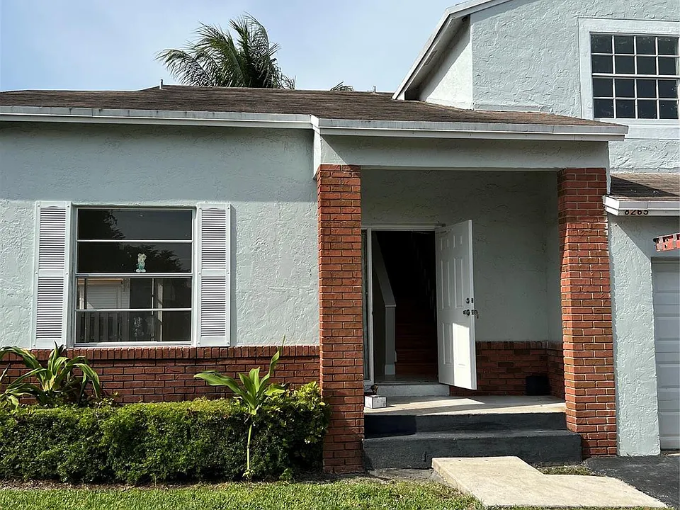 8265 NW 192nd Ter