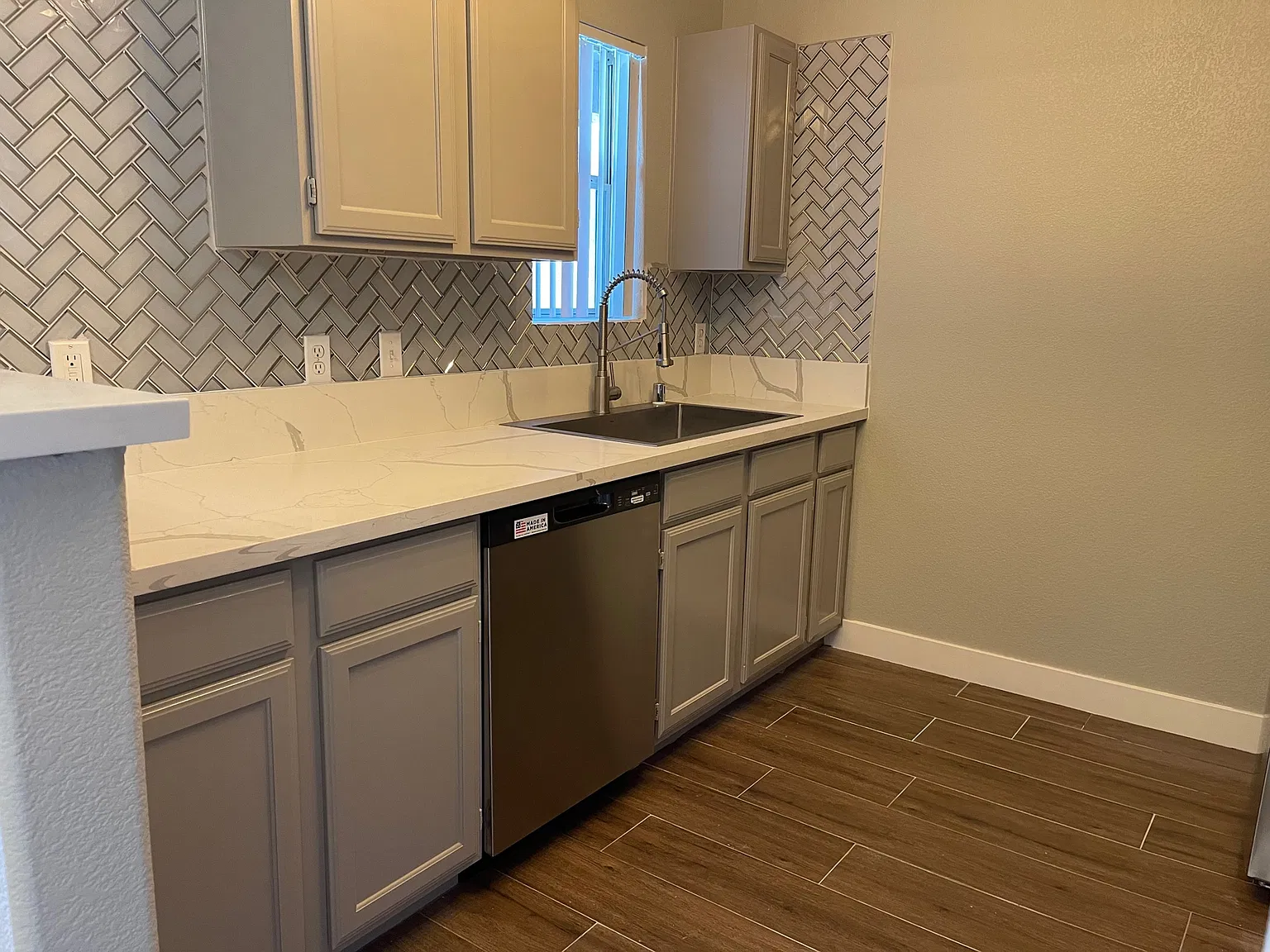 1 bed, 700 sqft, $1,225 — Photo 2