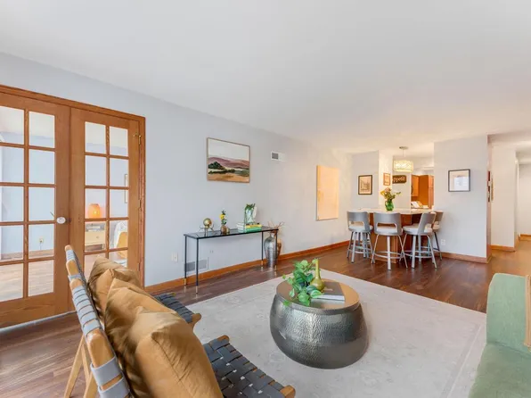 2525 S Shore DRIVE #1D, Milwaukee, WI 53207