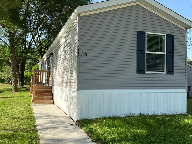 28710 N Maple St #201 — Photo 9