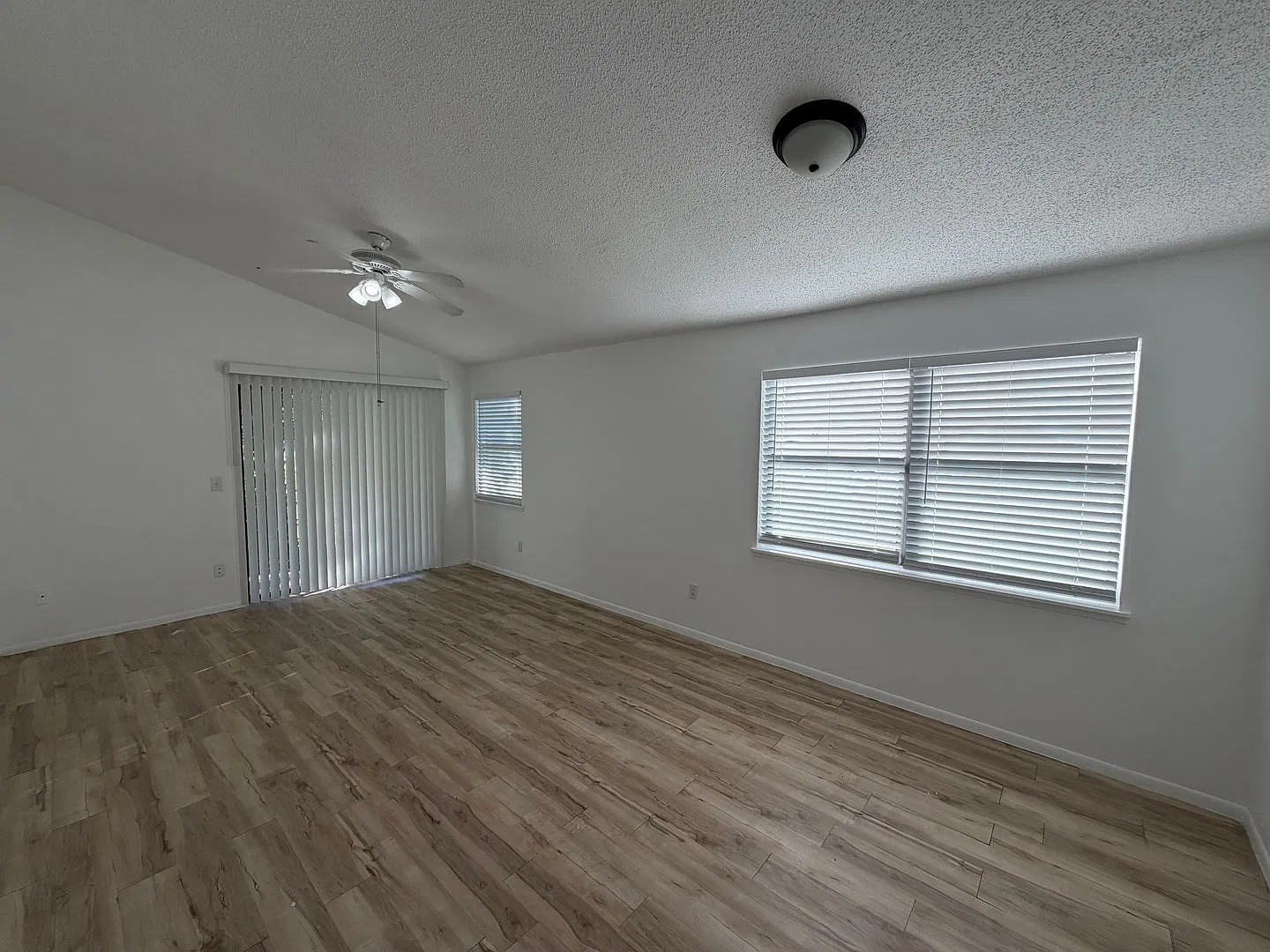 Charming 2 Bedroom Duplex Near UCF Available Now! — Photo 2