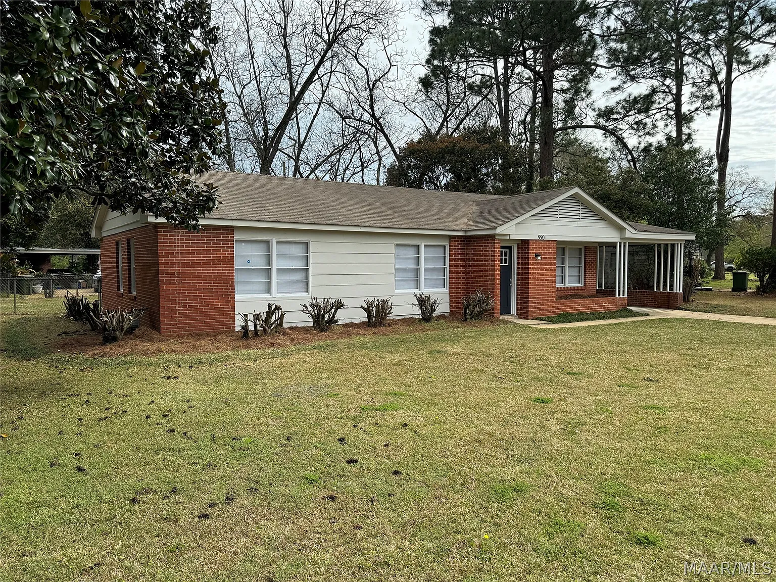3 bed, 1.0 bath, 1232 sqft, $1,135 — Photo 2