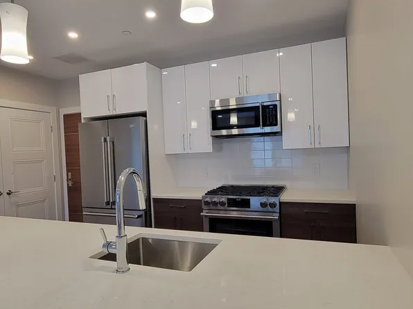 425 Lagrange St Unit 206, West Roxbury, MA 02132