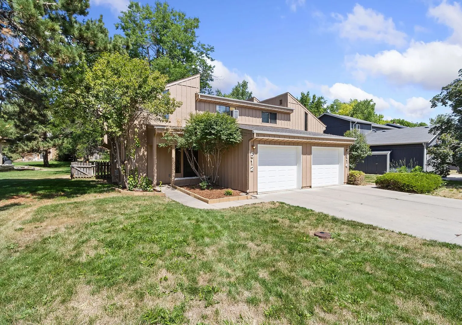 Available Now - 3 Bed/2.5 Bath — Photo 2