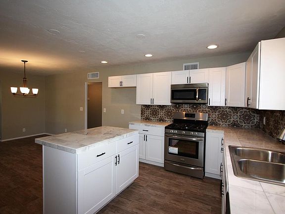 3rd image of 1282 W Pelaar St