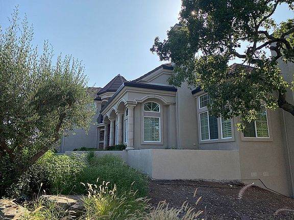 3rd image of 20 Greenbriar Cir