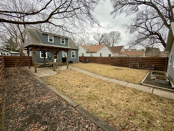 4th image of 130 S Riverside Dr