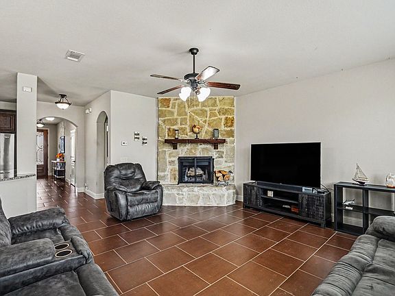 4th image of 828 Sunflower Ct