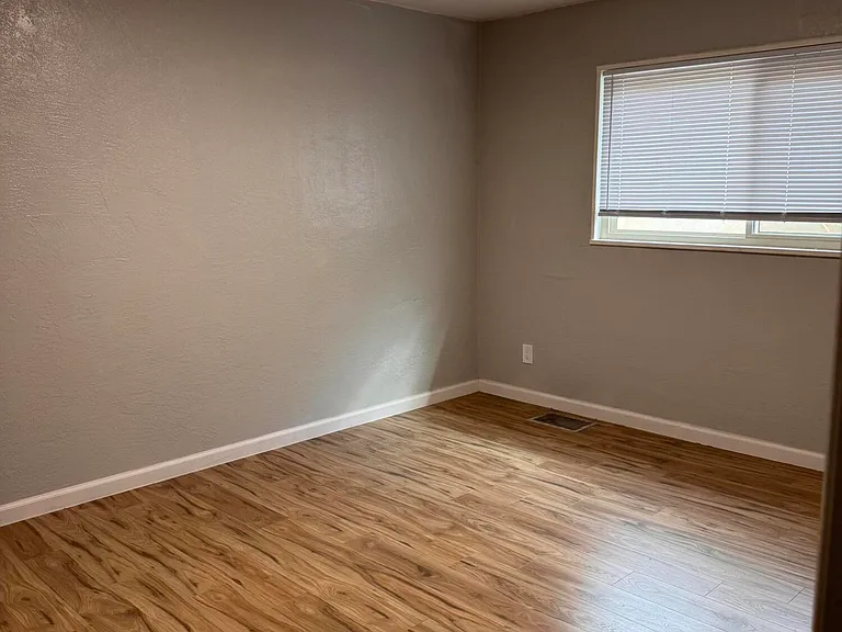1205 Valencia Dr NE — Photo 22
