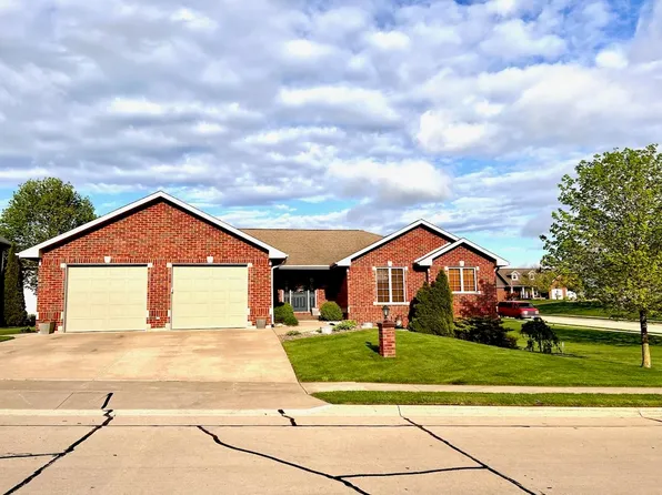 209 Countryside Dr, Epworth, IA 52045