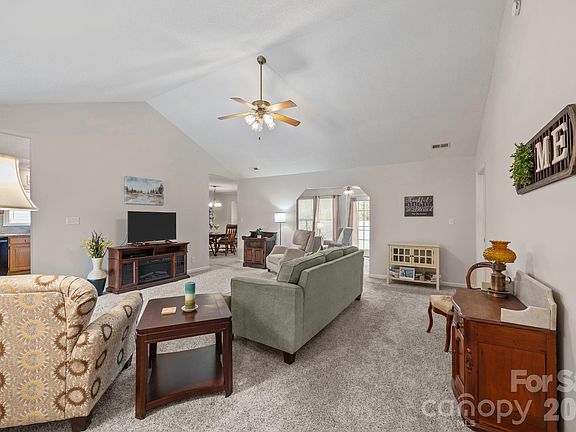 5th image of 1002 Hidden Creek Cir