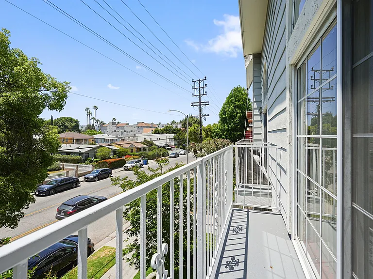 10845 Camarillo St #202 — Photo 11