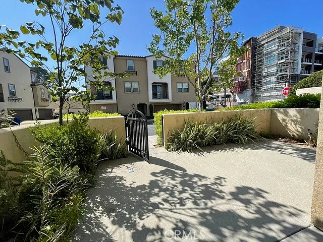 3 bed, 2000 sqft, $3,550 — Photo 3