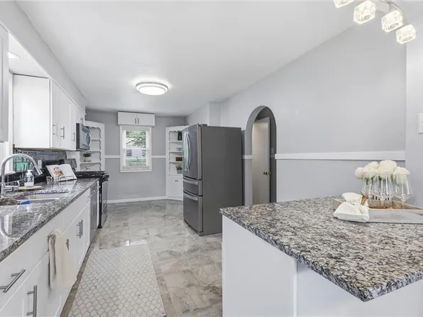 8004 Holmes Rd, Kansas City, MO 64131