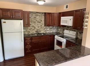 7011B Astor Ave #B, Streamwood, IL 60107