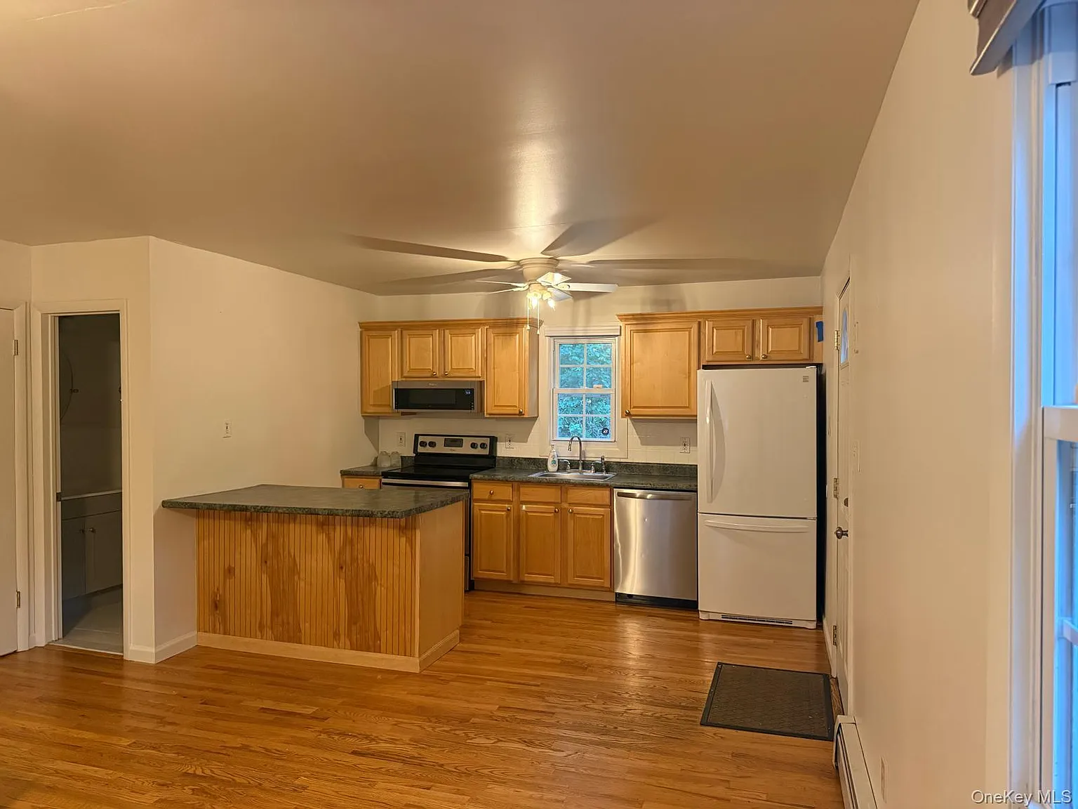 2 bed, 1.0 bath, 1064 sqft, $2,400 — Photo 3
