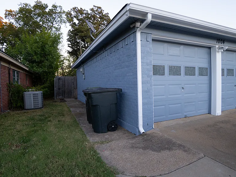 1004 Russell Ln — Photo 5