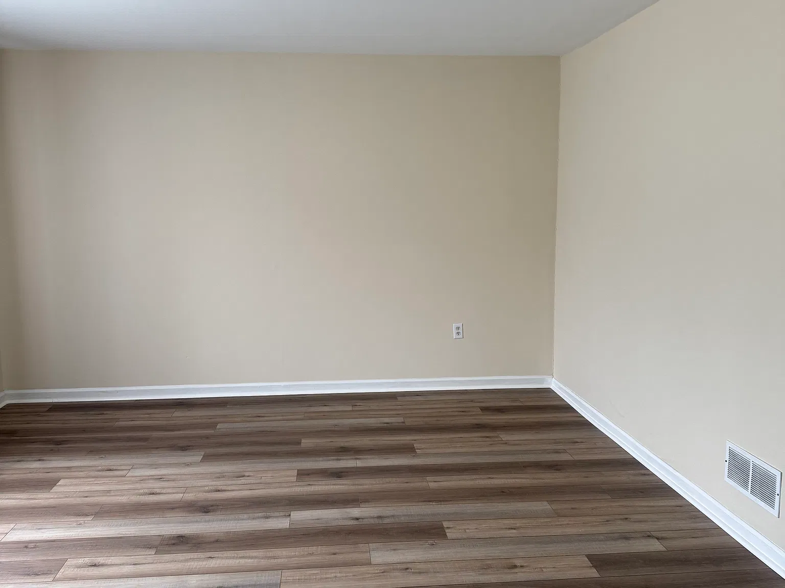 3 bed, 1.5 bath, 1339 sqft, $2,200 — Photo 2