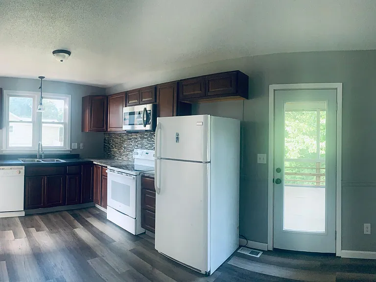 258 Kiowa St — Photo 2