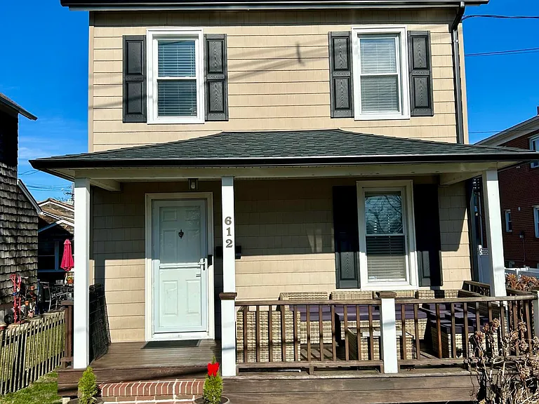 612 Sylvania Ave — Photo 1