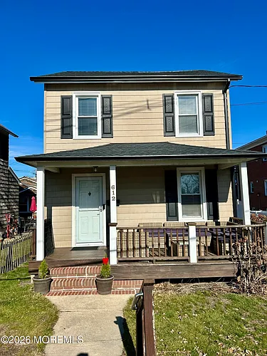 612 Sylvania Ave Photo 1