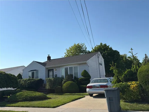 12 W Belle Terre Ave, Lindenhurst, NY 11757