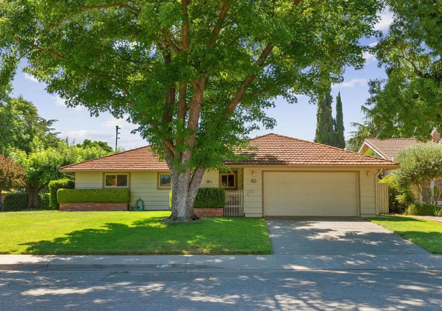 Elegant 4 bedroom home - Comfort in Serene Location — Photo 2