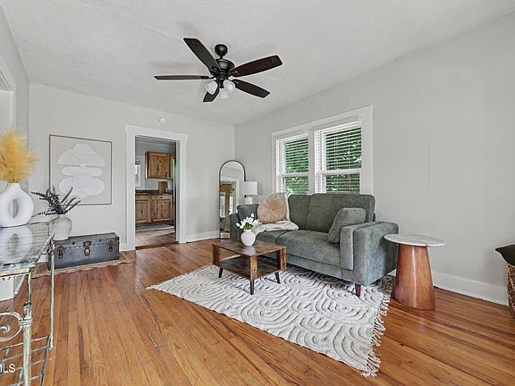 3rd image of 1001 Sells Ave