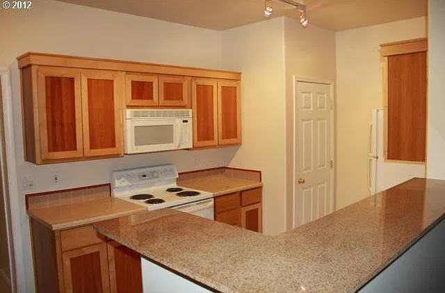 1010 NE Horizon Loop — Photo 2