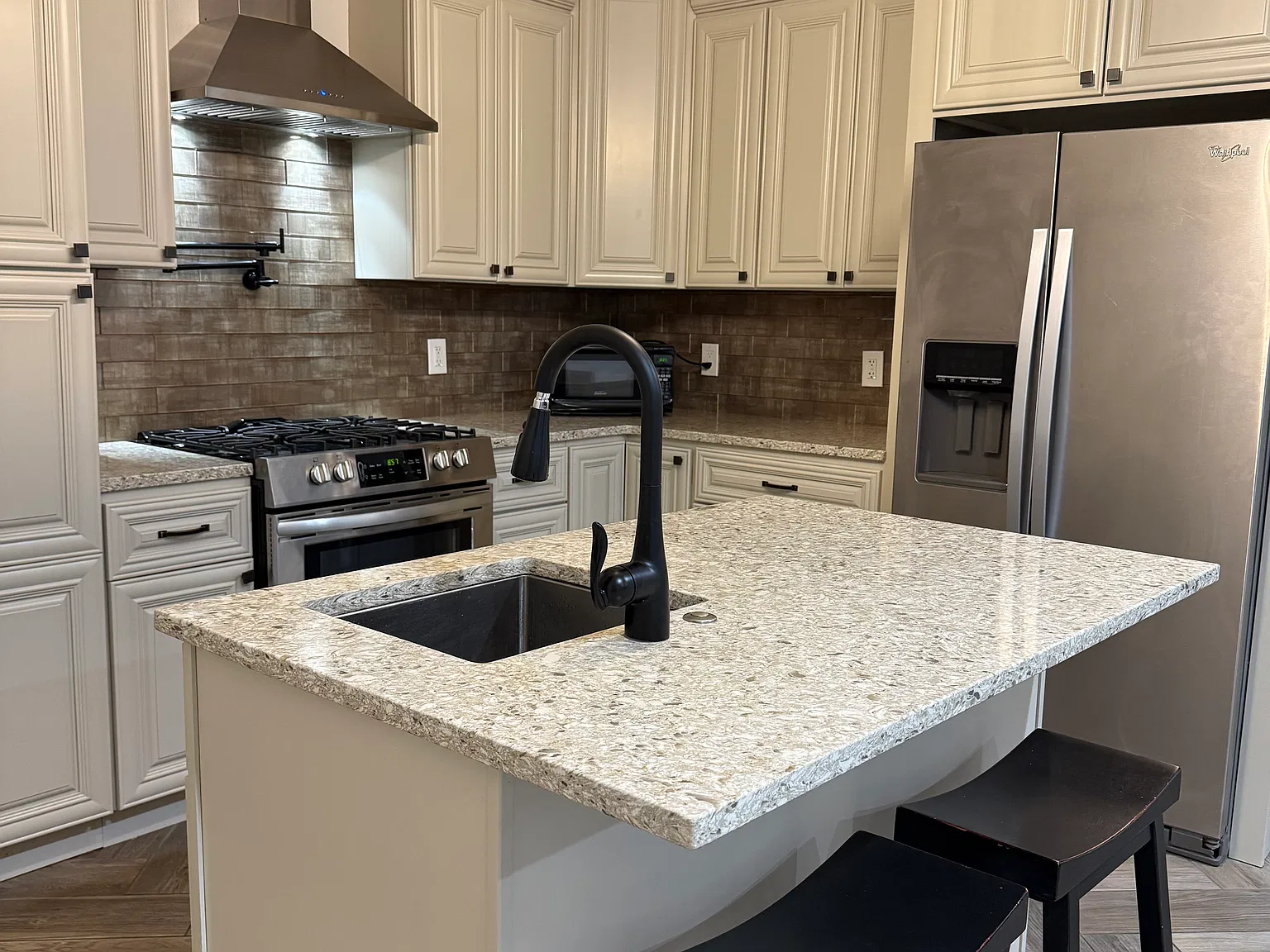 2 bed, 850 sqft, $1,800 — Photo 2