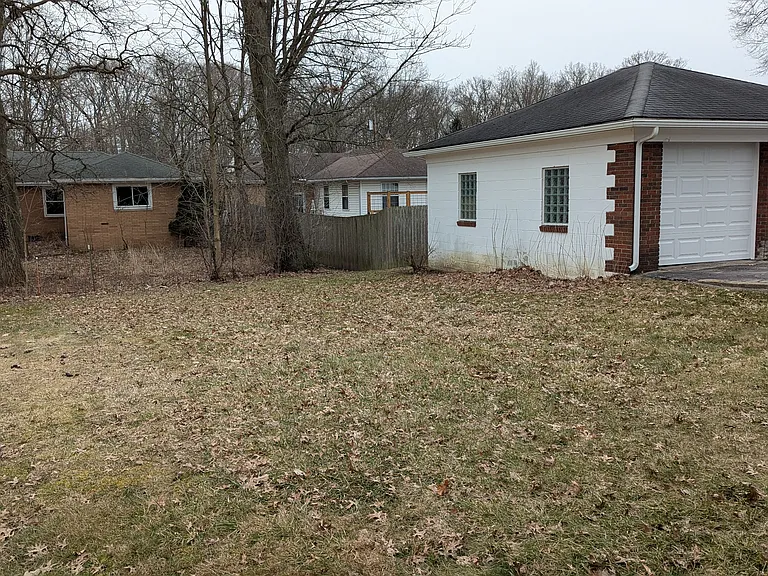 574 E Paige Ave — Photo 3