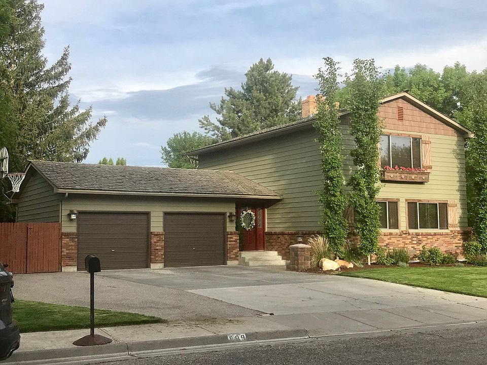 1st image of 809 Adell Ave