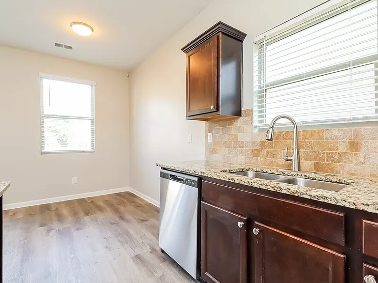 1075 Lear Dr — Photo 7