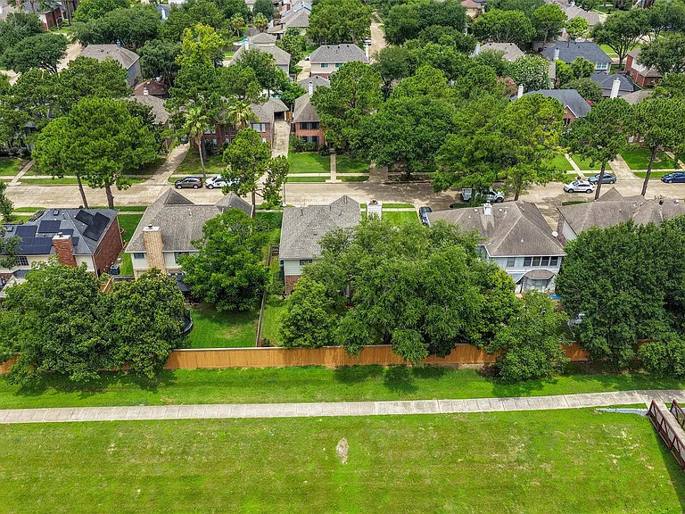 7914 Millbrook Dr — Photo 32