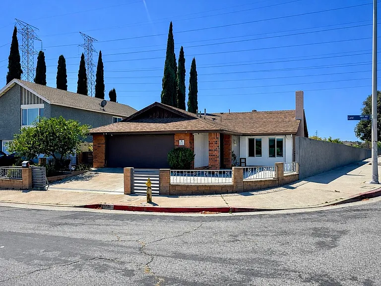 11493 Lev Ave — Photo 2