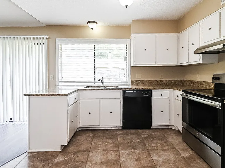 7914 Terry Franklin Dr — Photo 6