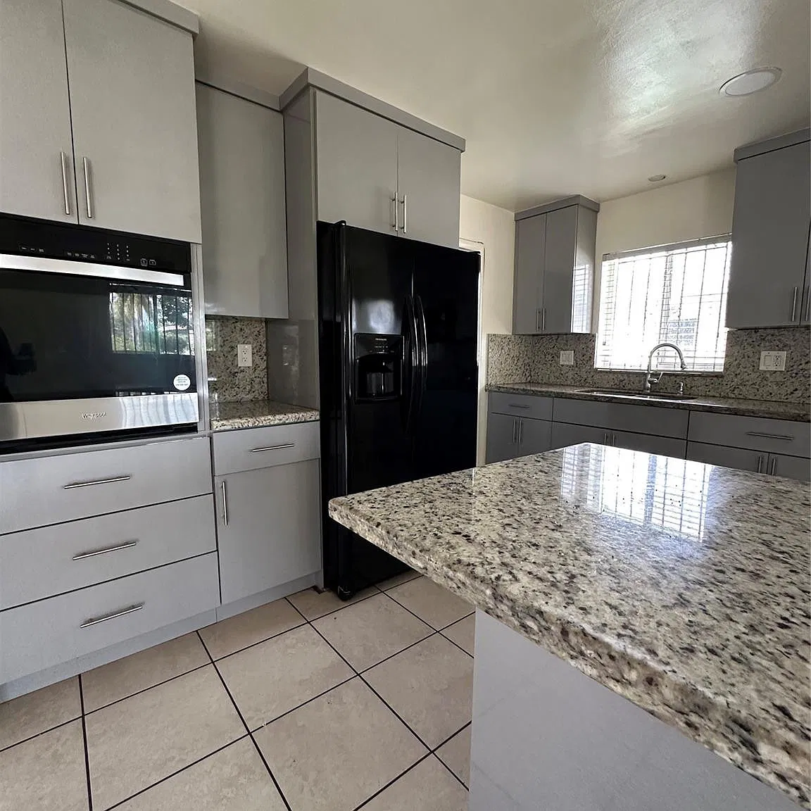 3 bed, 2.0 bath, 1833 sqft, $3,450 — Photo 4