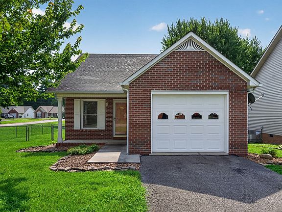 2nd image of 1462 Oxford Pl