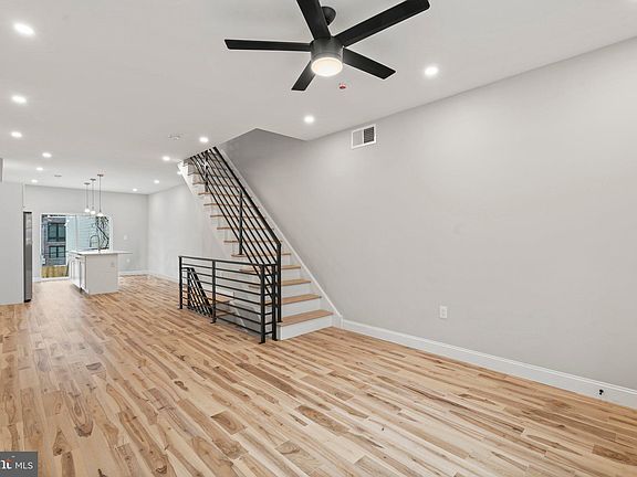 3rd image of 1256 N Myrtlewood St