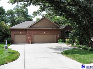 9726 Pinehurst Cir, Omaha, NE 68124