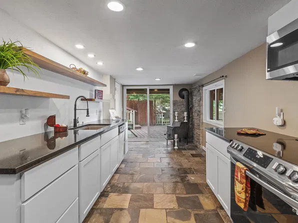 11661 N Honeymoon Bay Rd, Newman Lake, WA 99025